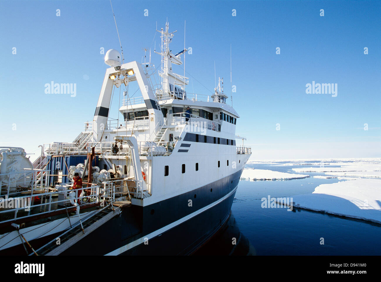 Una nave nel ghiaccio in Svalbard, Norvegia. Foto Stock