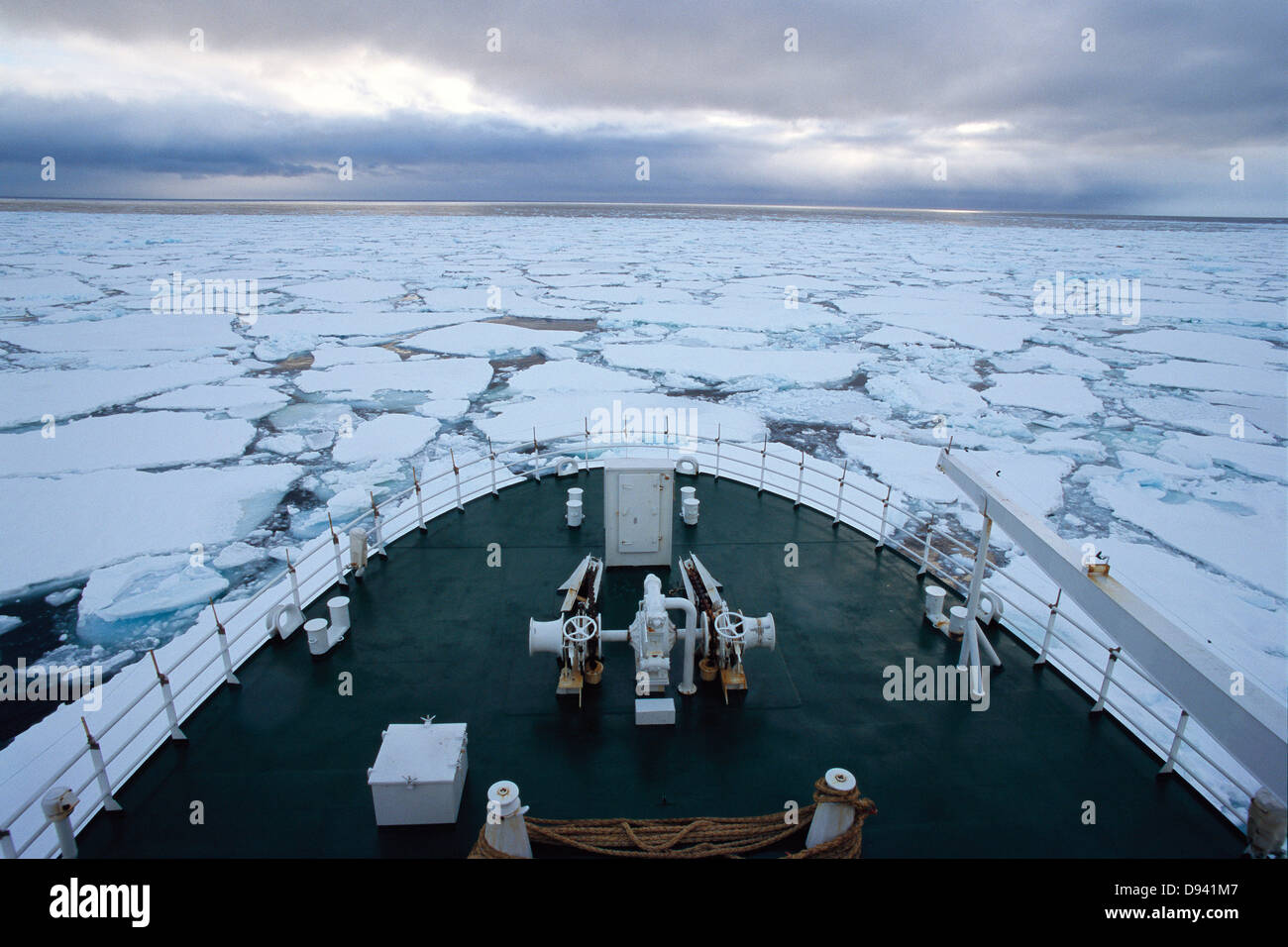 Una nave nel ghiaccio in Svalbard, Norvegia. Foto Stock
