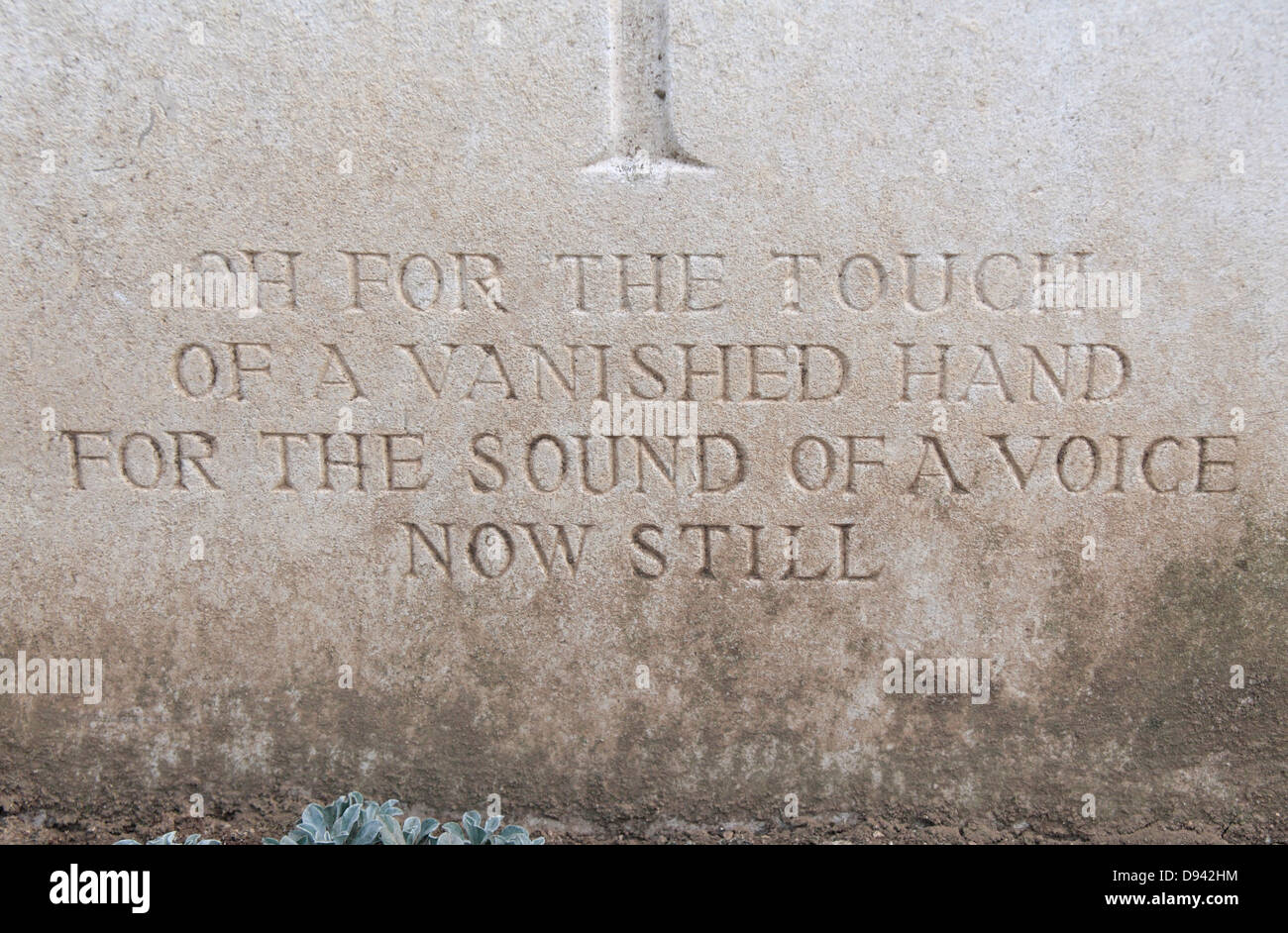 Toccare poetico messaggio personale su una tomba nel cimitero di Adelaide, Somme Picardia, Francia. Foto Stock