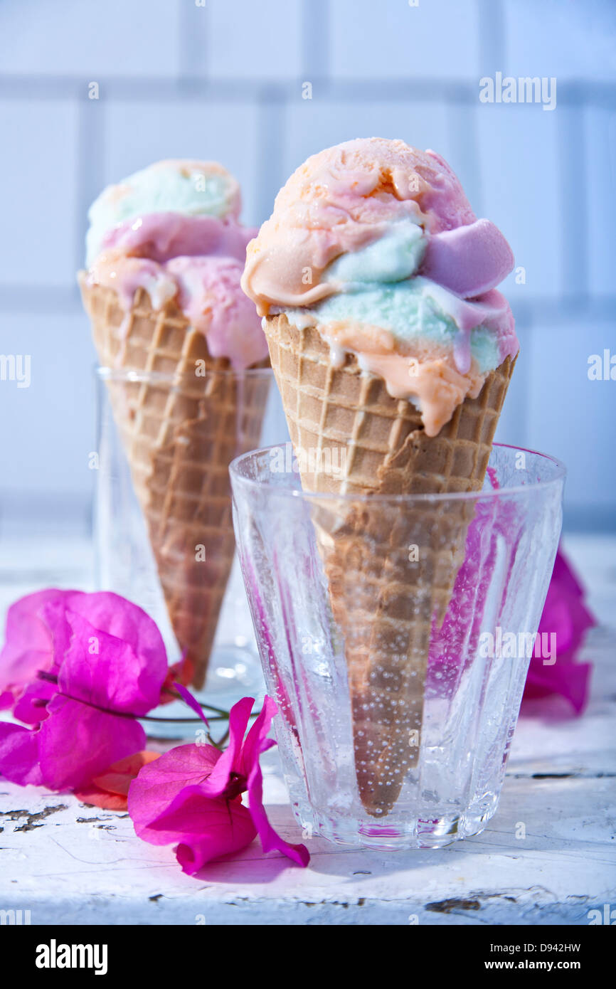 2 coni gelato coni di cialda aromatizzato multi gelato in un cono di cialda Foto Stock
