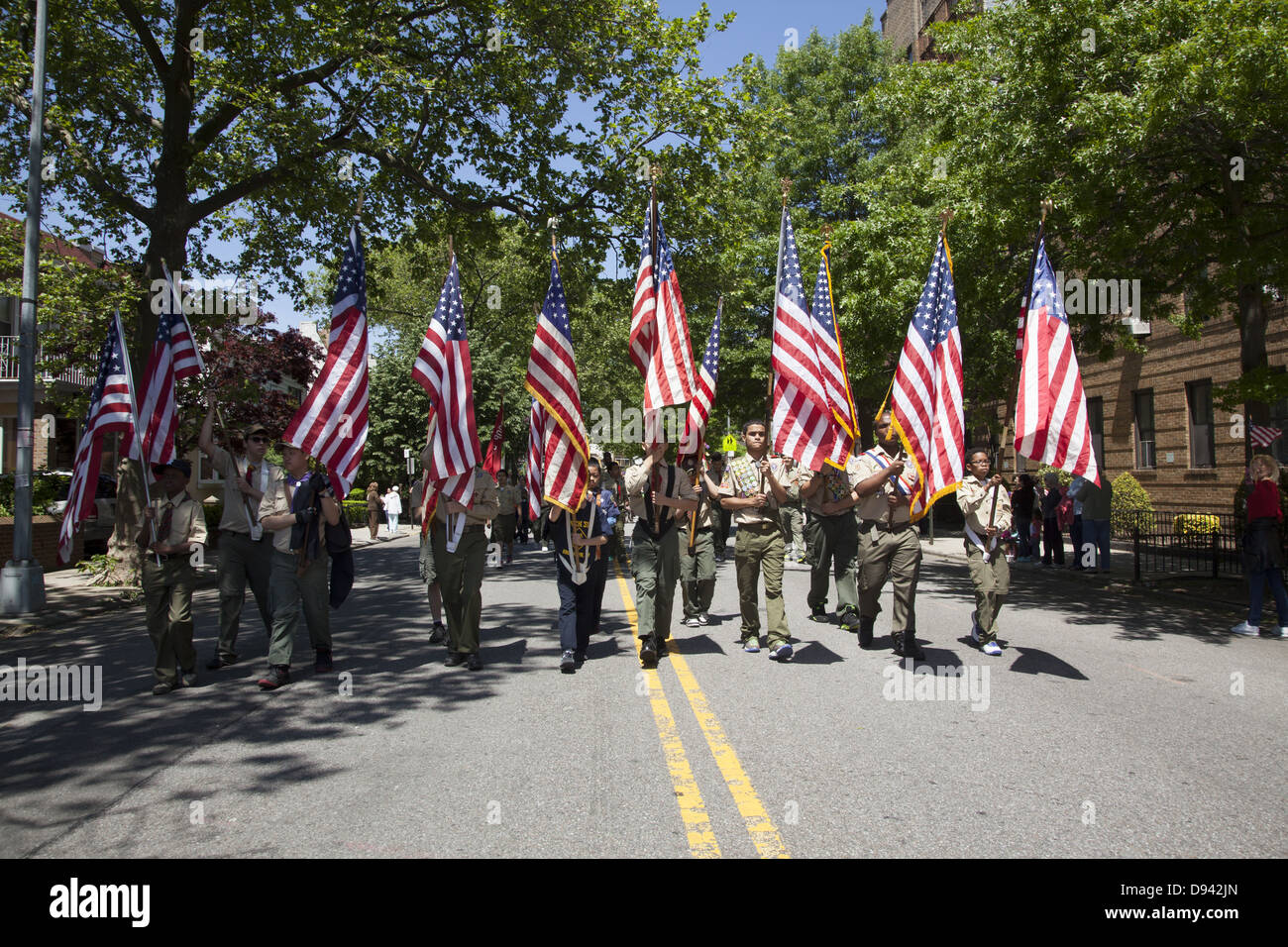 Boy Scout colore riporto di guardia vecchia gloria presso il Memorial Day Parde, Bay Ridge, Brooklyn, NY Foto Stock
