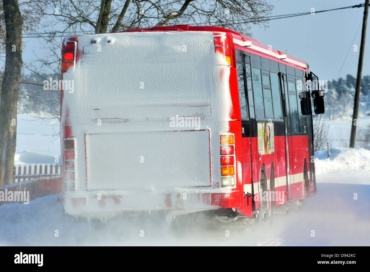 Retro del bus sulla strada invernale Foto Stock