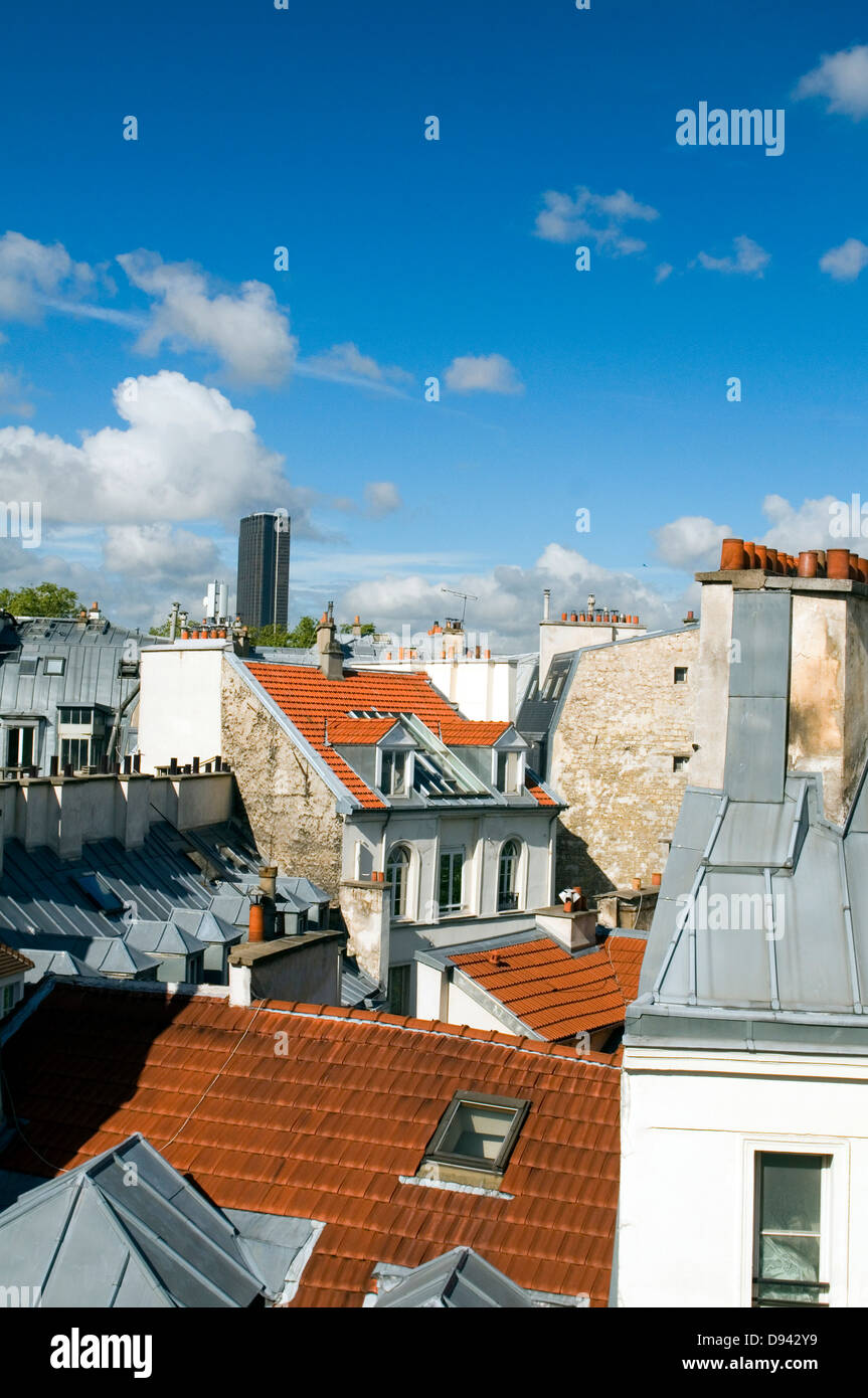 Tetti di Parigi Francia Europa edificio più alto Tour Montparnasse Tower a distanza Foto Stock