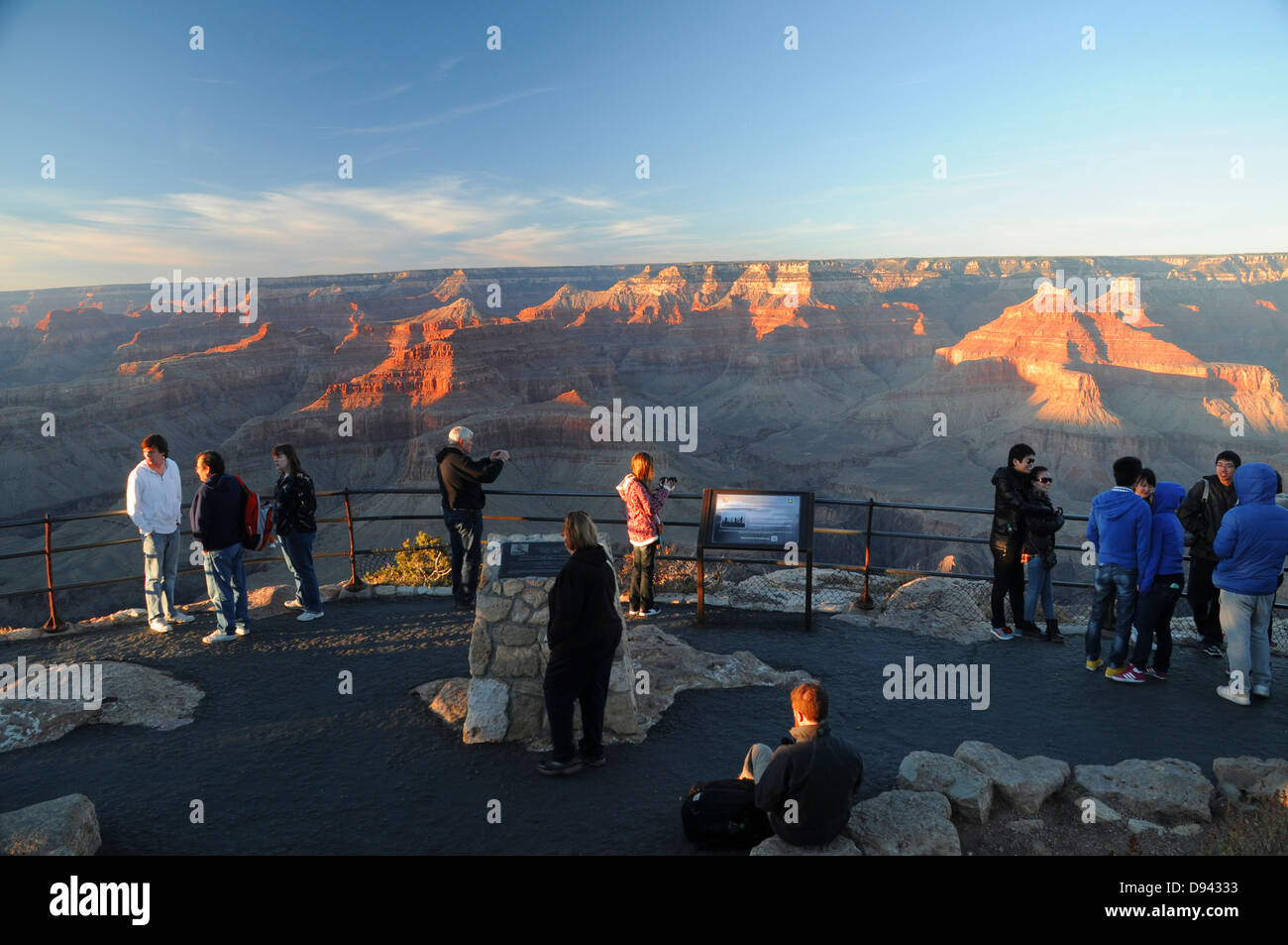 I visitatori a panoramica area lookout sul bordo sud del Parco Nazionale del Grand Canyon in Arizona al tramonto Foto Stock