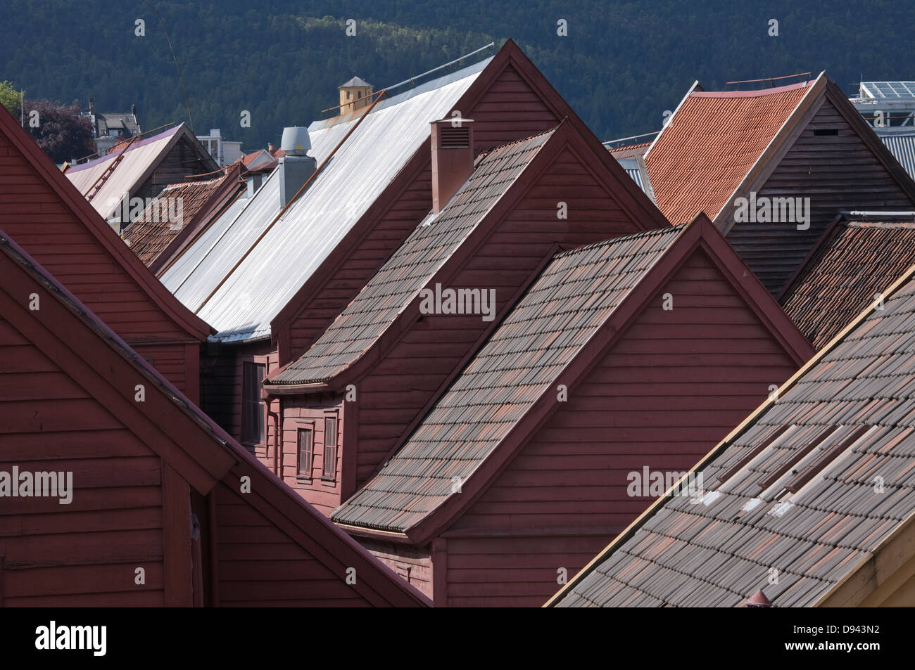 Tetti di tegole nella vecchia città scandinava Foto Stock