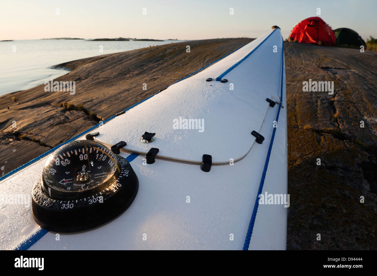 Navi prua con bussola sulla riva Foto Stock