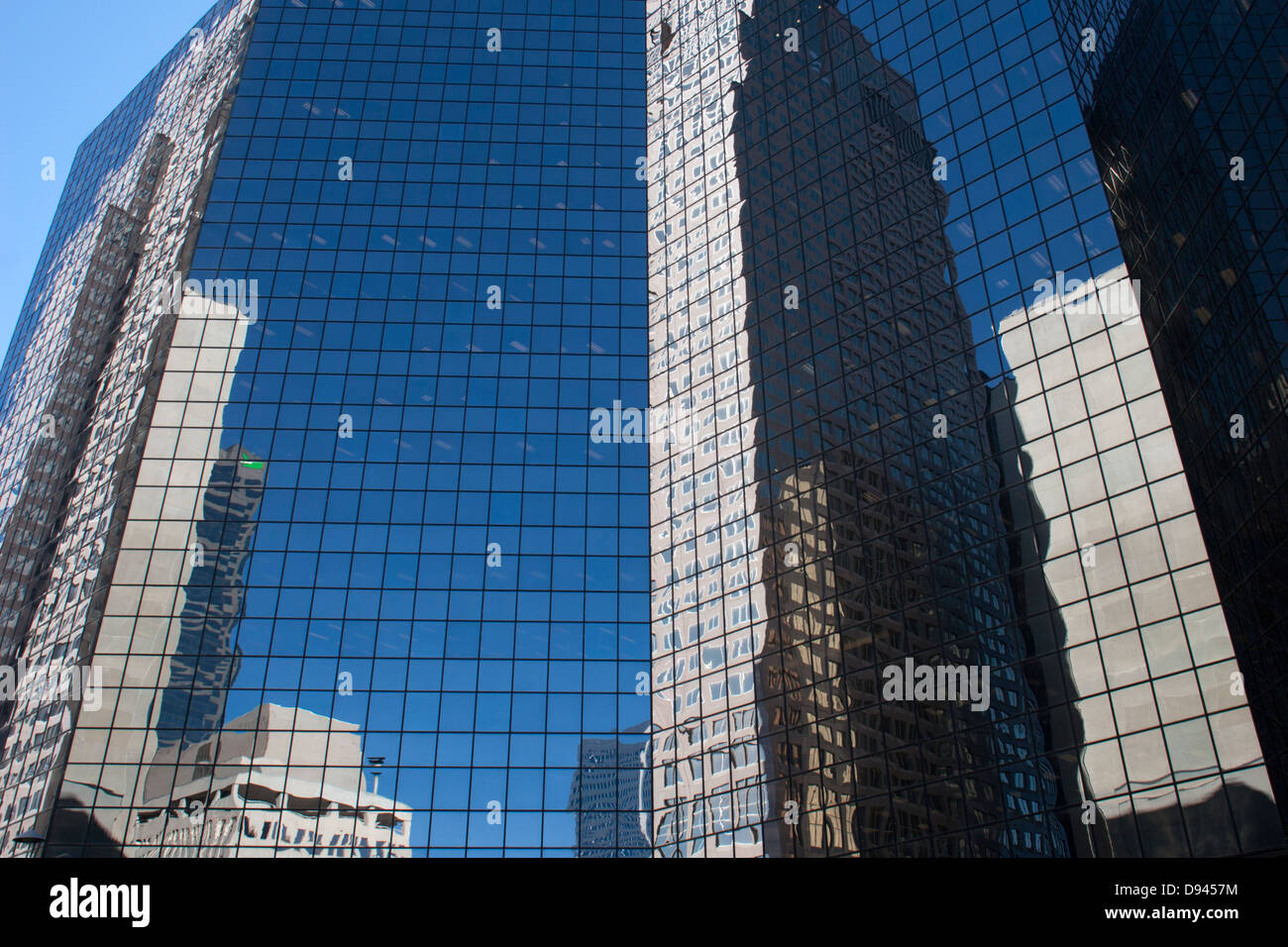 Alti edifici di uffici e riflessioni nel centro di Calgary Foto Stock