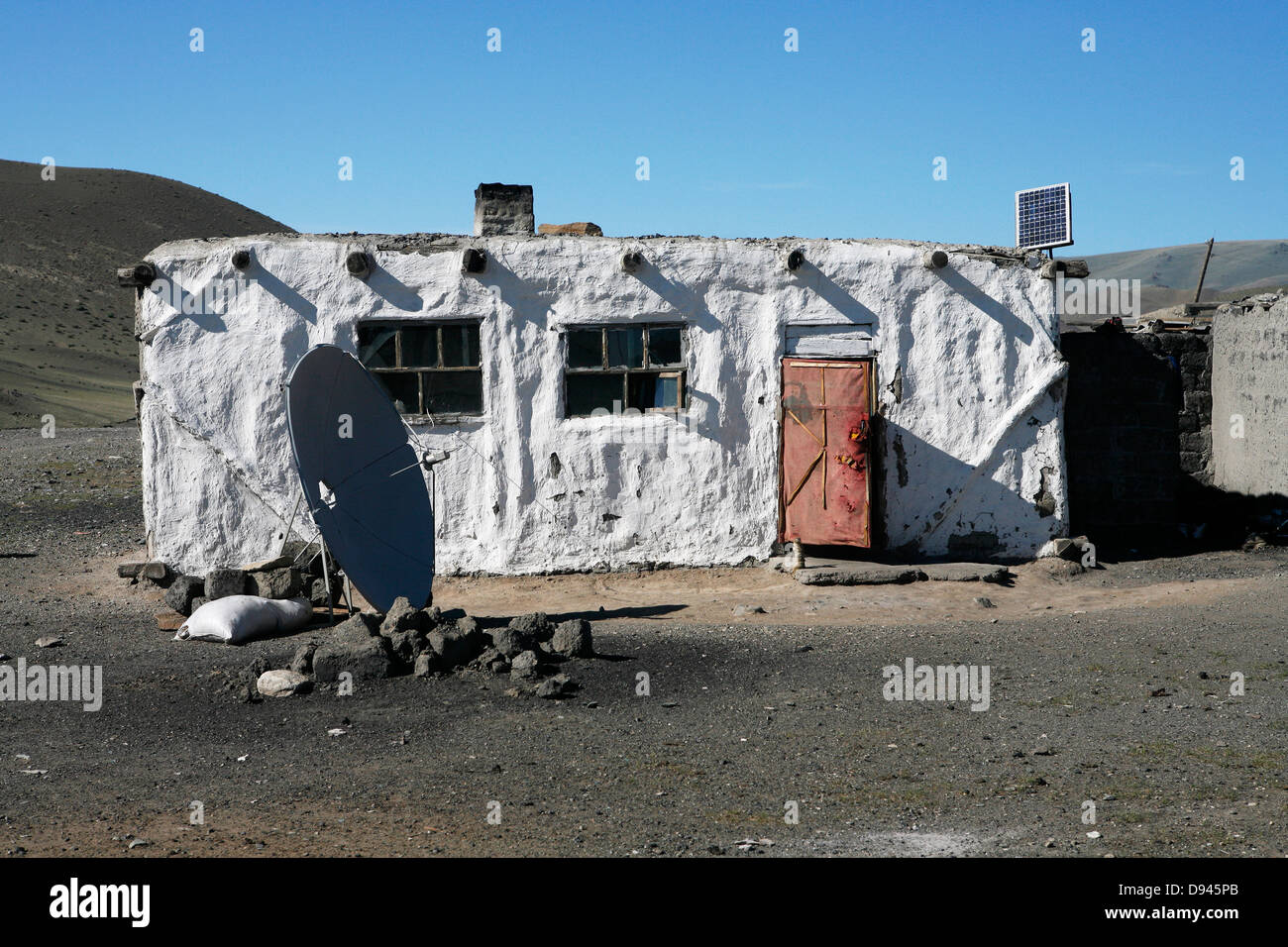 Casa nel paesaggio arido, il nord-ovest della Mongolia. Foto Stock