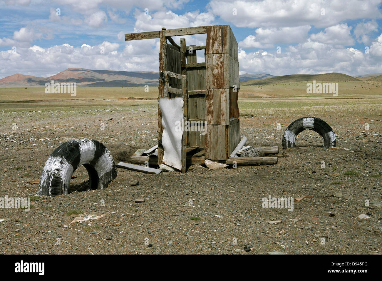 Servizi igienici esterni nel paesaggio arido, il nord-ovest della Mongolia. Foto Stock