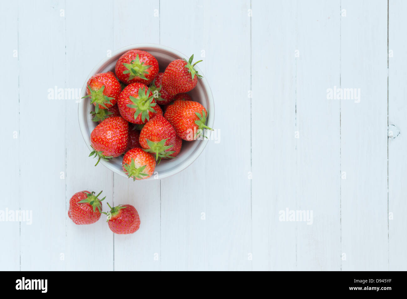 Le fragole in un recipiente rosa Foto Stock