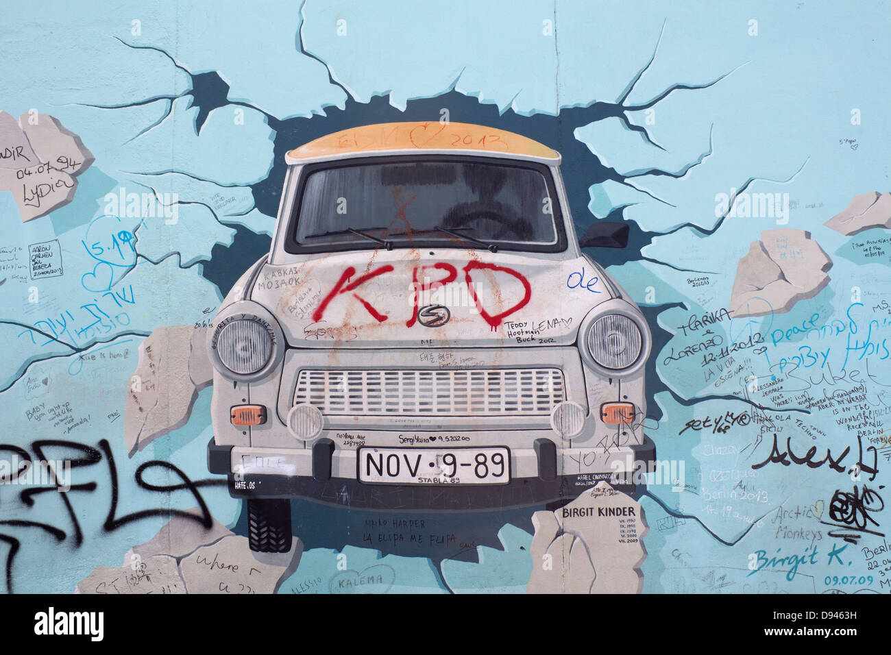 Birgit Kinder's artwork di Trabant vettura lo scoppio attraverso la parete East Side Gallery il muro di Berlino Berlino Germania Foto Stock