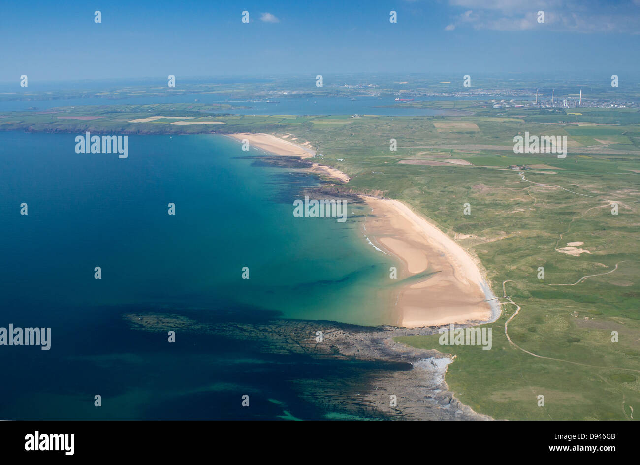 Vista aerea di acqua dolce West Beach con Milford Haven e raffineria Rhoscrowther in background Pembrokeshire West Wales UK Foto Stock