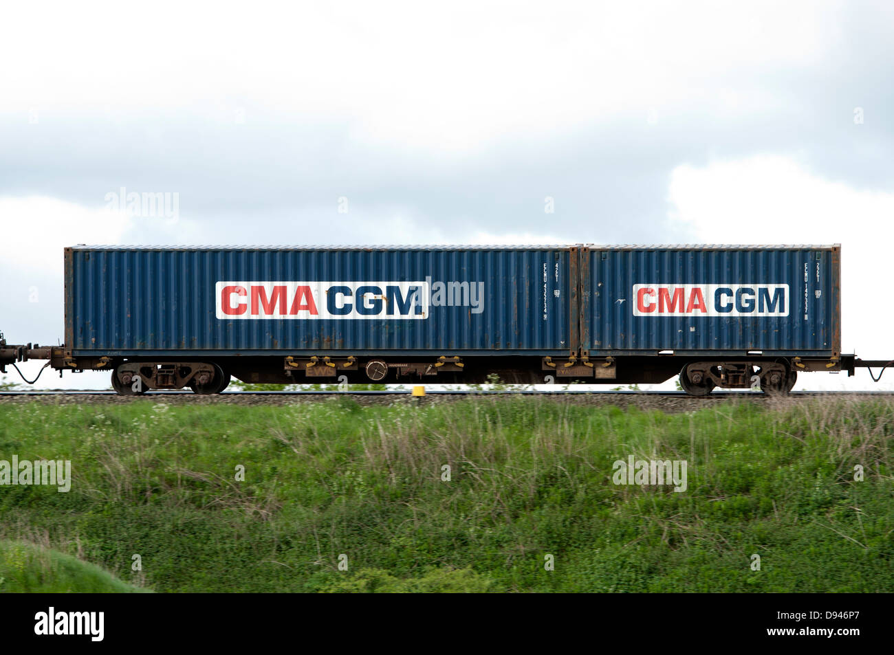 CMA CGM contenitore di spedizione sul treno Foto Stock