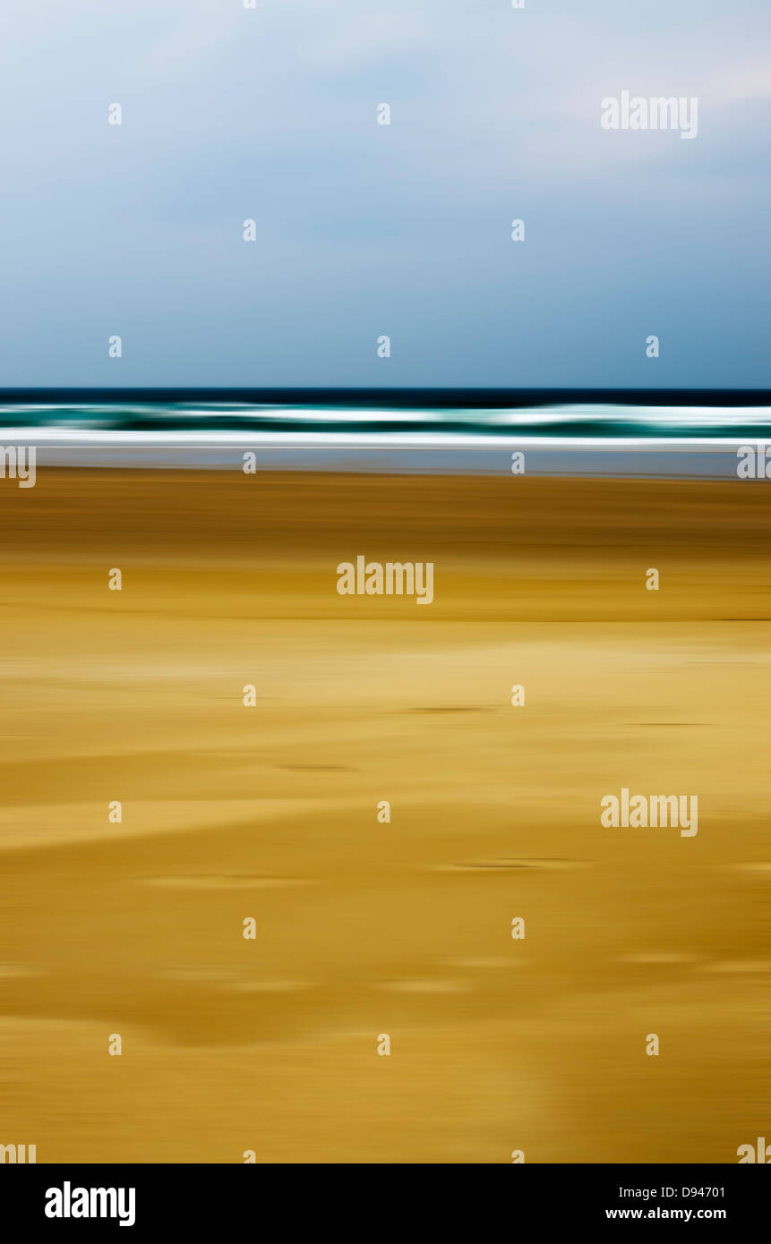 Paesaggio spiaggia solitaria giornata con cielo molto nuvoloso Foto Stock