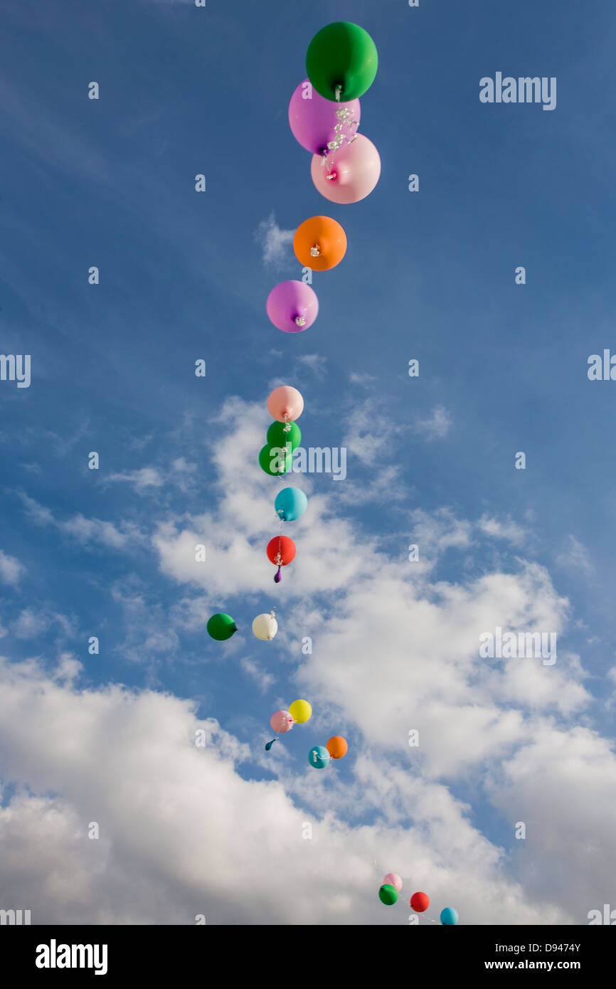 Stringa di galleggianti di palloncini colorati riempiti con elio Foto Stock