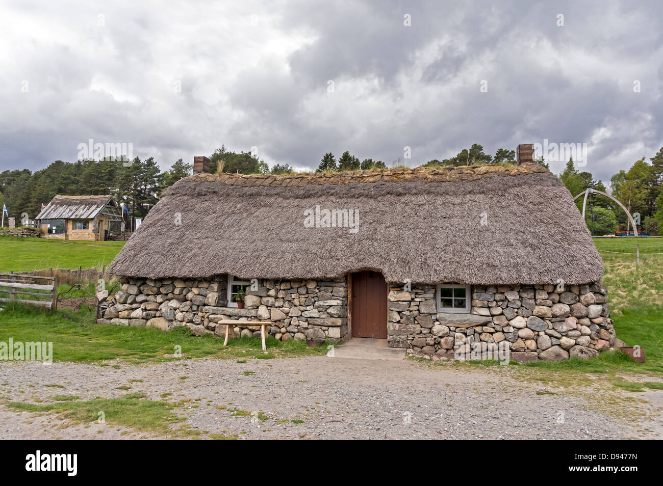 Il Highland Cottage con ricezione edificio (sinistra) nella Highland Folk Museum di Newtonmore Highland Scozia Scotland Foto Stock