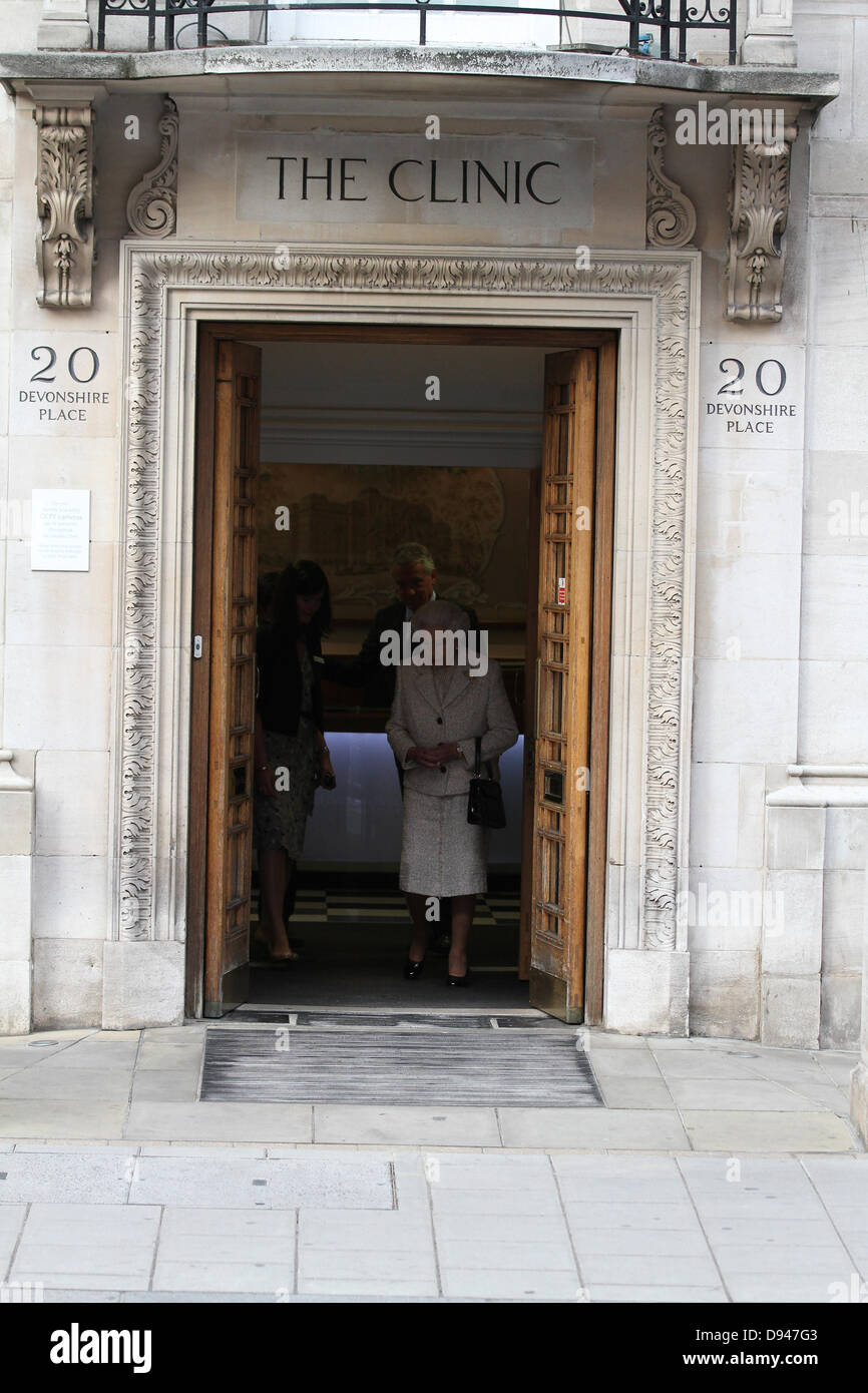 Londra, UK, 10 Giugno,2013: Queen Elizabeth ll lasciando ospedale dopo la visita del Principe Filippo, il Duca di Edimburgo sulla sua nascita Foto Stock