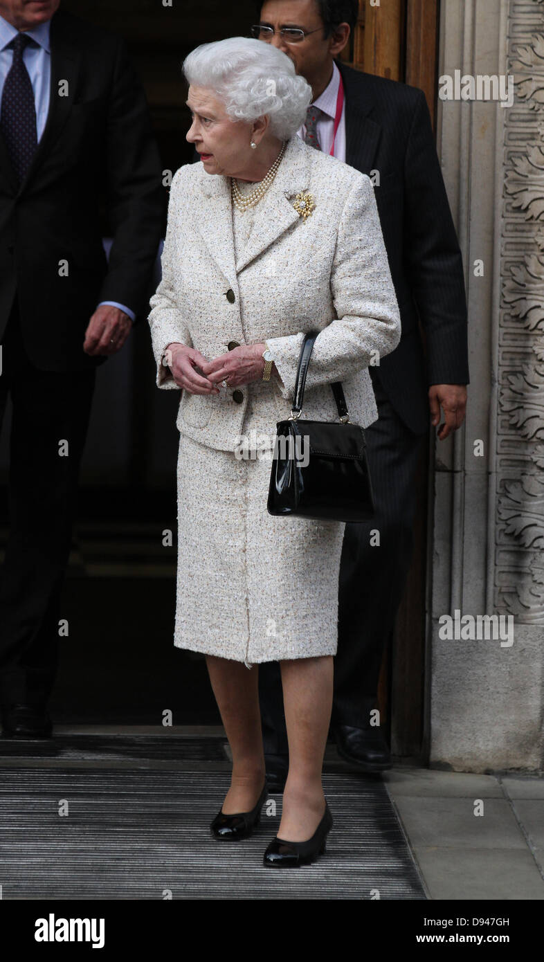 Londra, UK, 10 Giugno,2013: Queen Elizabeth ll lasciando ospedale dopo la visita del Principe Filippo, il Duca di Edimburgo sulla sua nascita Foto Stock