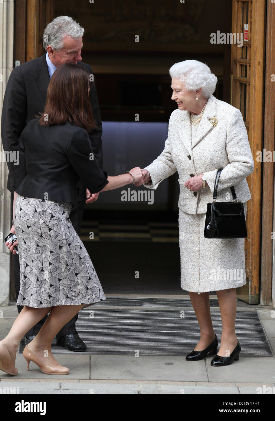 Londra, UK, 10 Giugno,2013: Queen Elizabeth ll lasciando ospedale dopo la visita del Principe Filippo, il Duca di Edimburgo sulla sua nascita Foto Stock