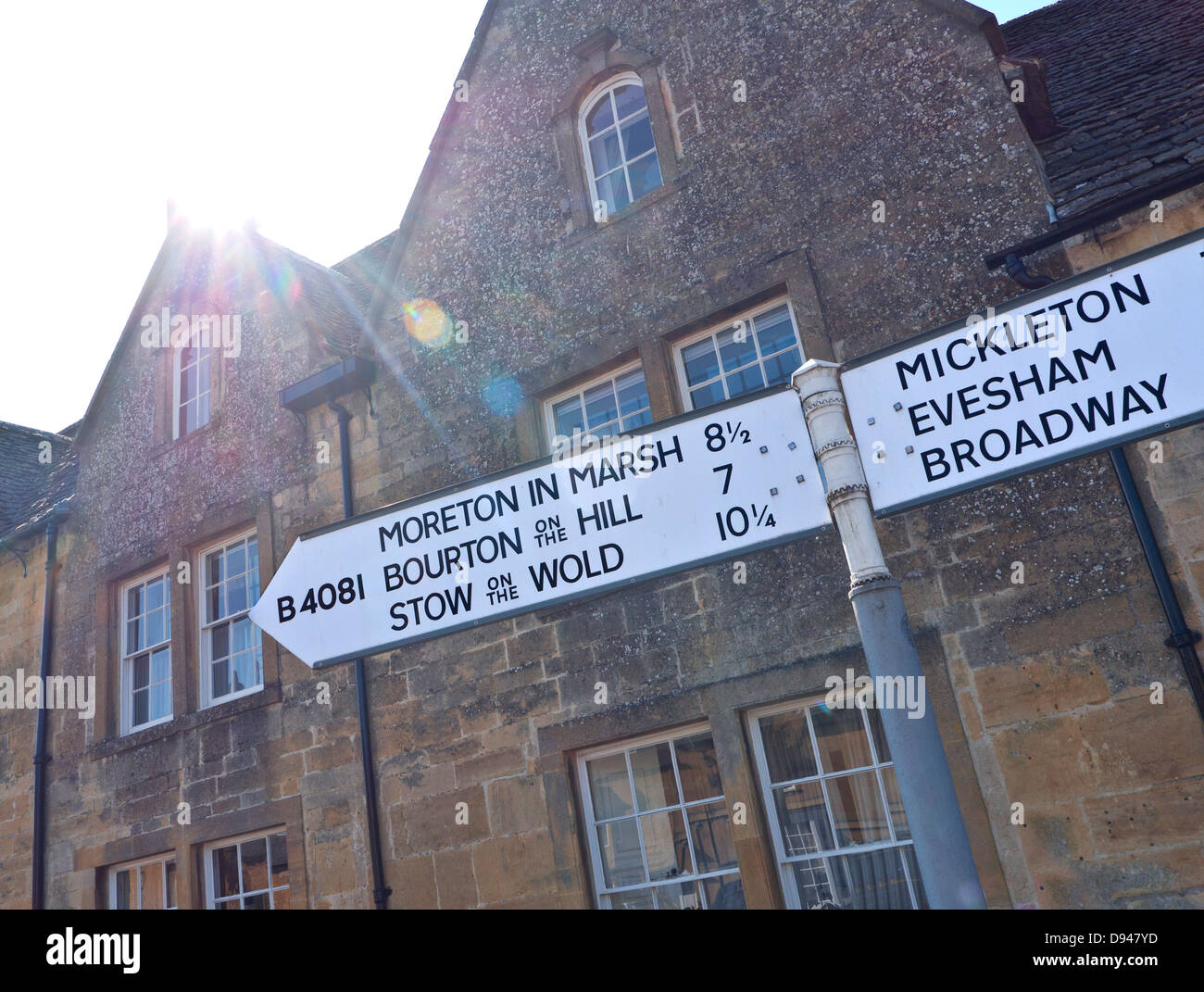 Tradizionale segno su strada in Chipping Campden High Street puntando ad una varietà di popolari Cotswolds borghi storici England Regno Unito Foto Stock