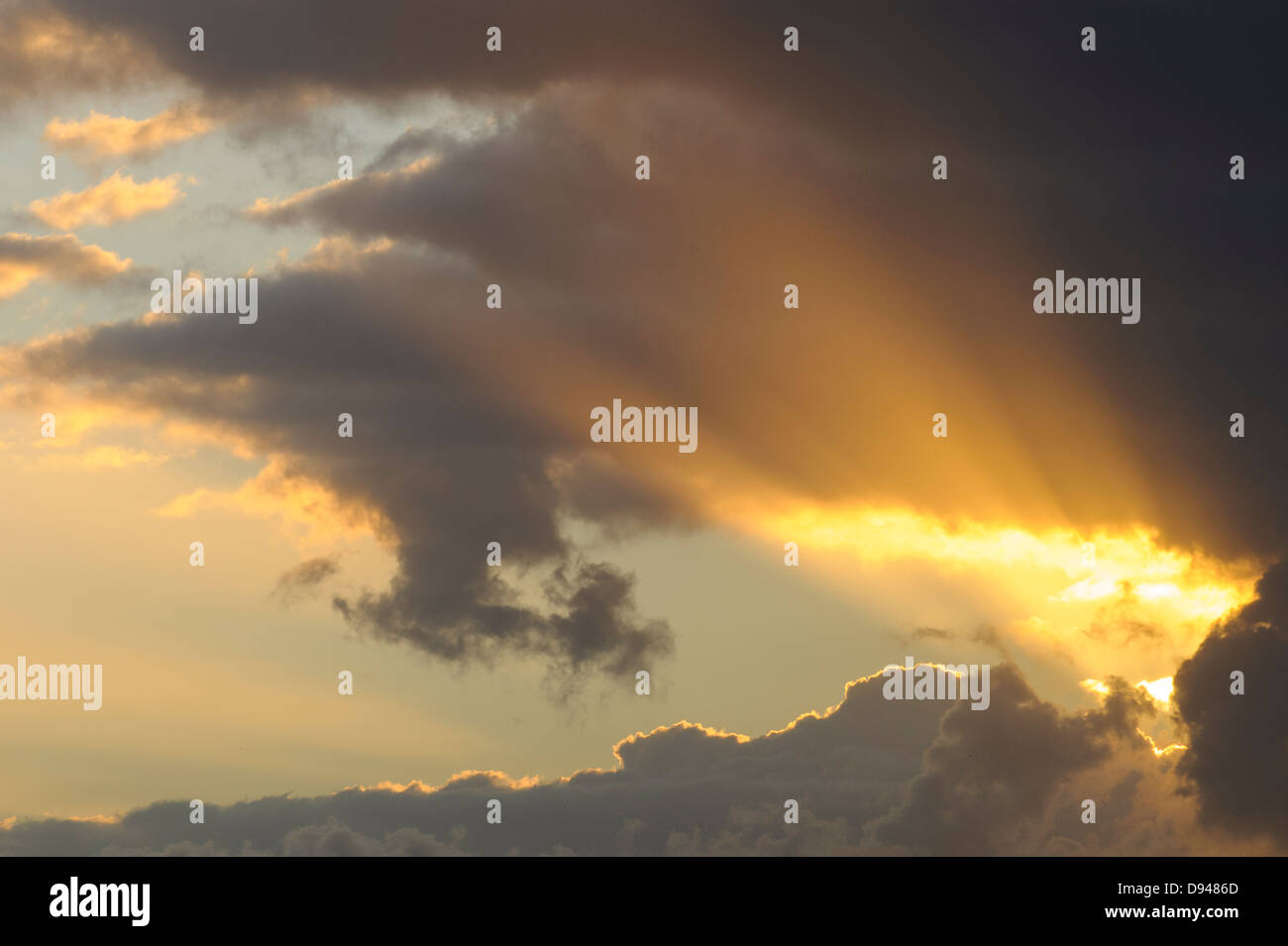 Nuvole con raggi solari Foto Stock