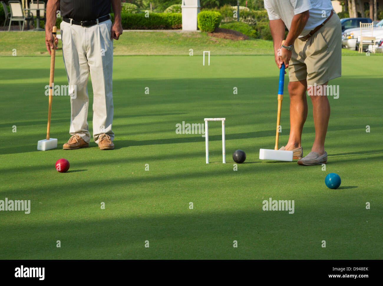 Due uomini giocando a golf Croquet Foto Stock