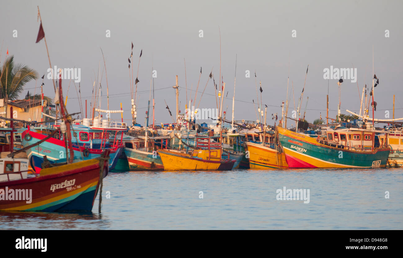 Vista di ormeggiate barche da pesca Foto Stock