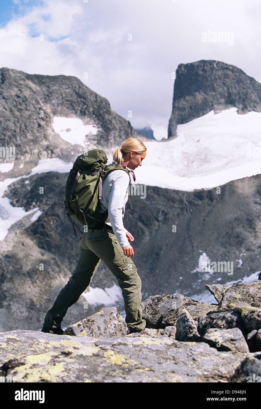 Un escursionista passeggiate in montagna, Norvegia. Foto Stock