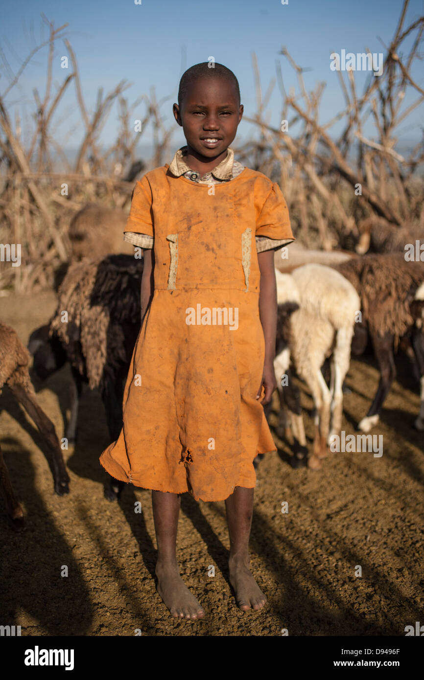 Famiglia masai nella Rift Valley dell Africa imbrancandosi capre Foto Stock