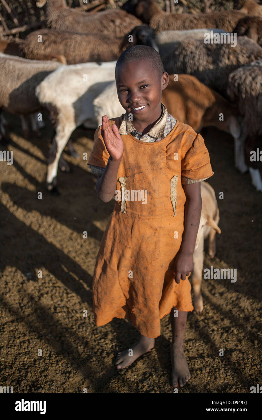 Famiglia masai nella Rift Valley dell Africa imbrancandosi capre Foto Stock