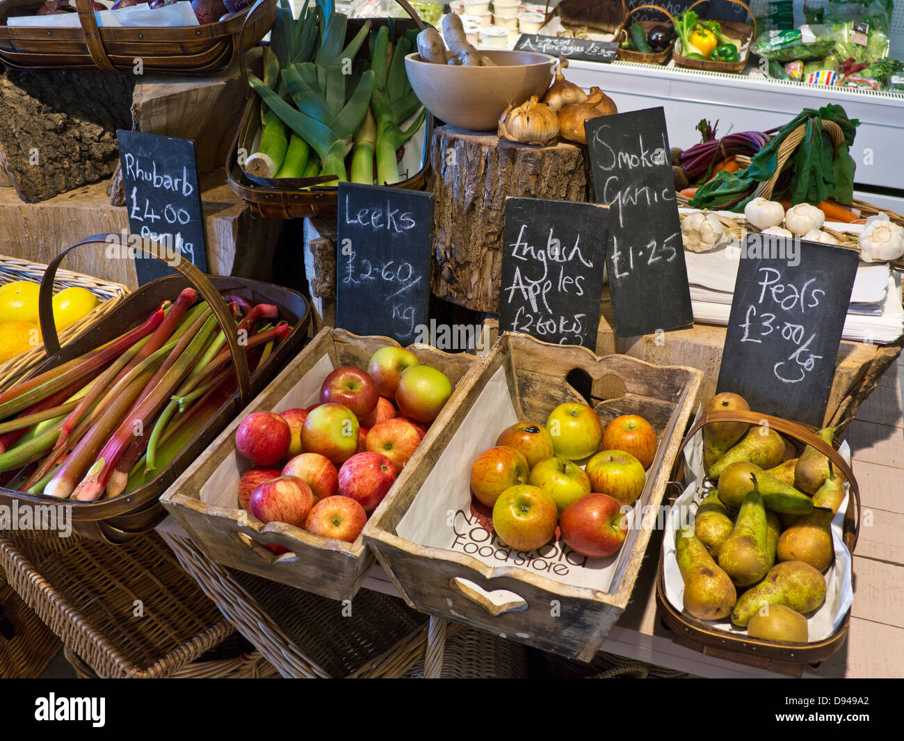 Tradizionale rurale produrre farm shop interno con frutta fresca locale e verdure in vendita Costwolds REGNO UNITO Foto Stock