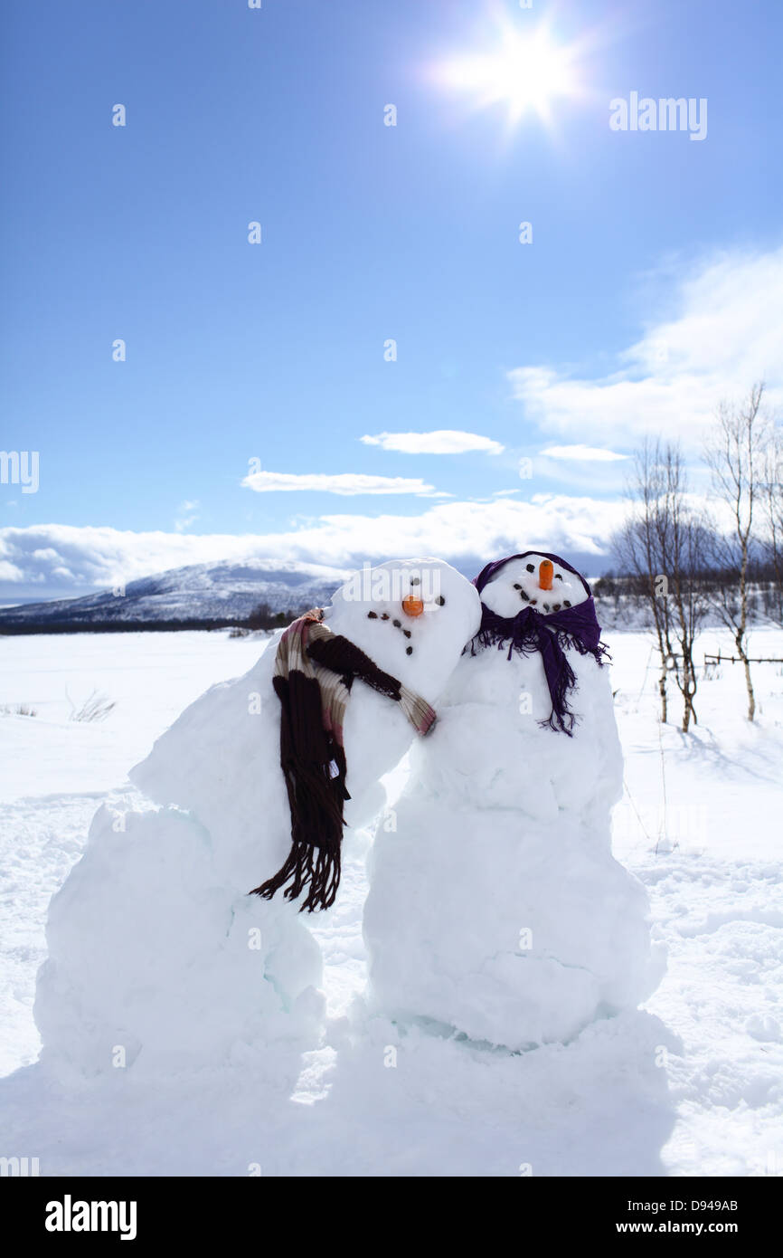 Felice pupazzo di neve e triste pupazzo di neve in piedi insieme Foto Stock