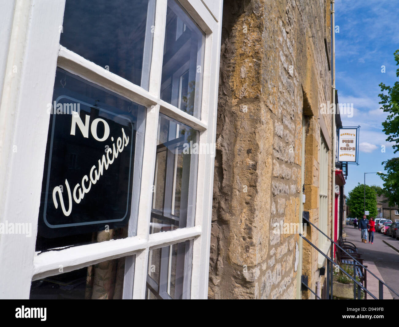 Bed and Breakfast B&B 'No Vacancies' staycation accommodation sign in Finestra di tipico cottage in pietra Cotswolds in Stow nel Wold Regno Unito Foto Stock