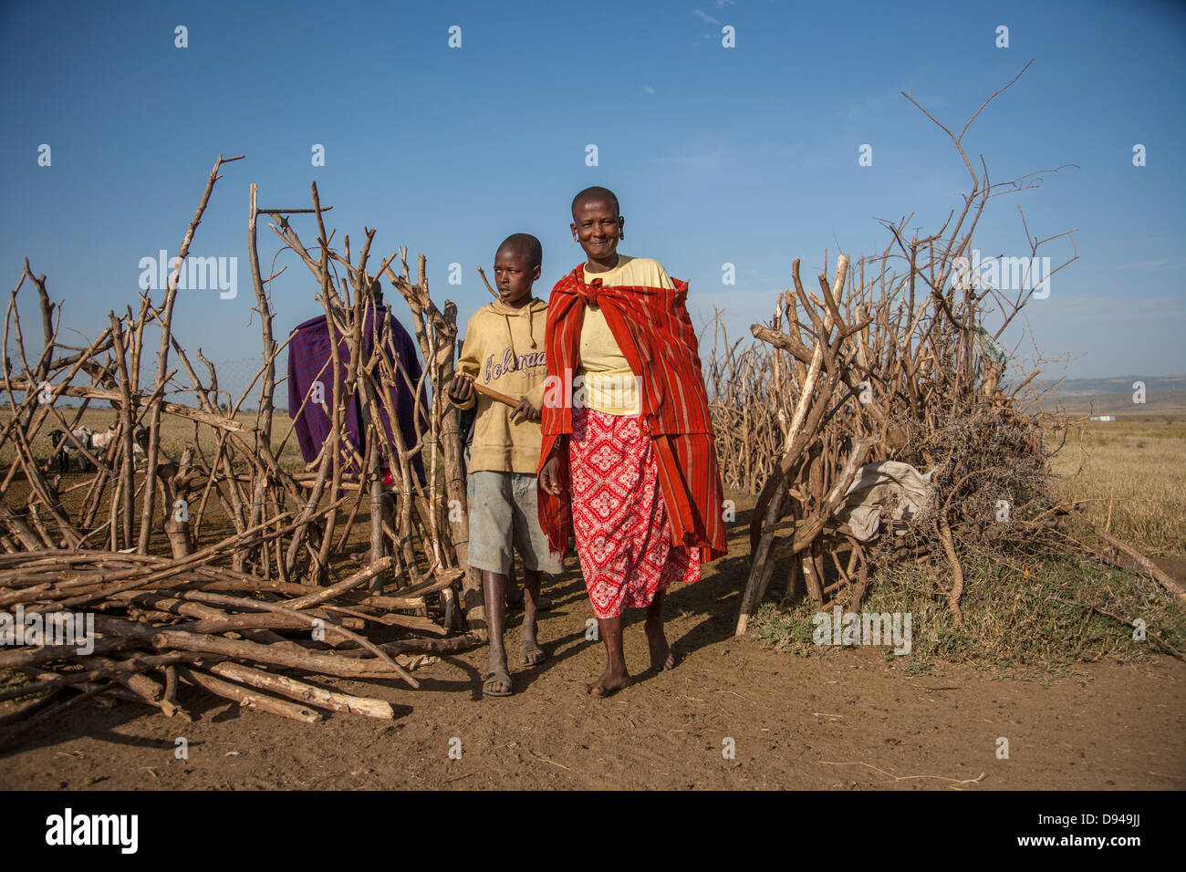 Famiglia masai nella Rift Valley dell Africa imbrancandosi capre Foto Stock
