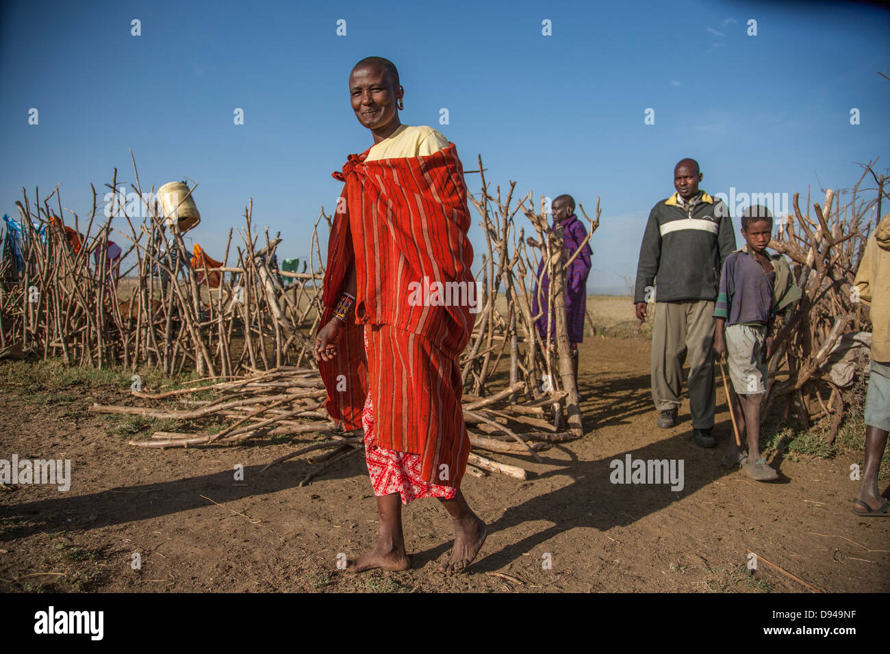 Famiglia masai nella Rift Valley dell Africa imbrancandosi capre Foto Stock