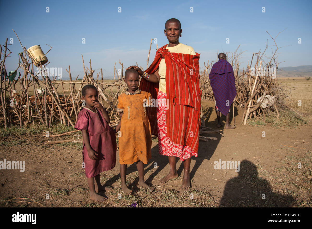 Famiglia masai nella Rift Valley dell Africa imbrancandosi capre Foto Stock