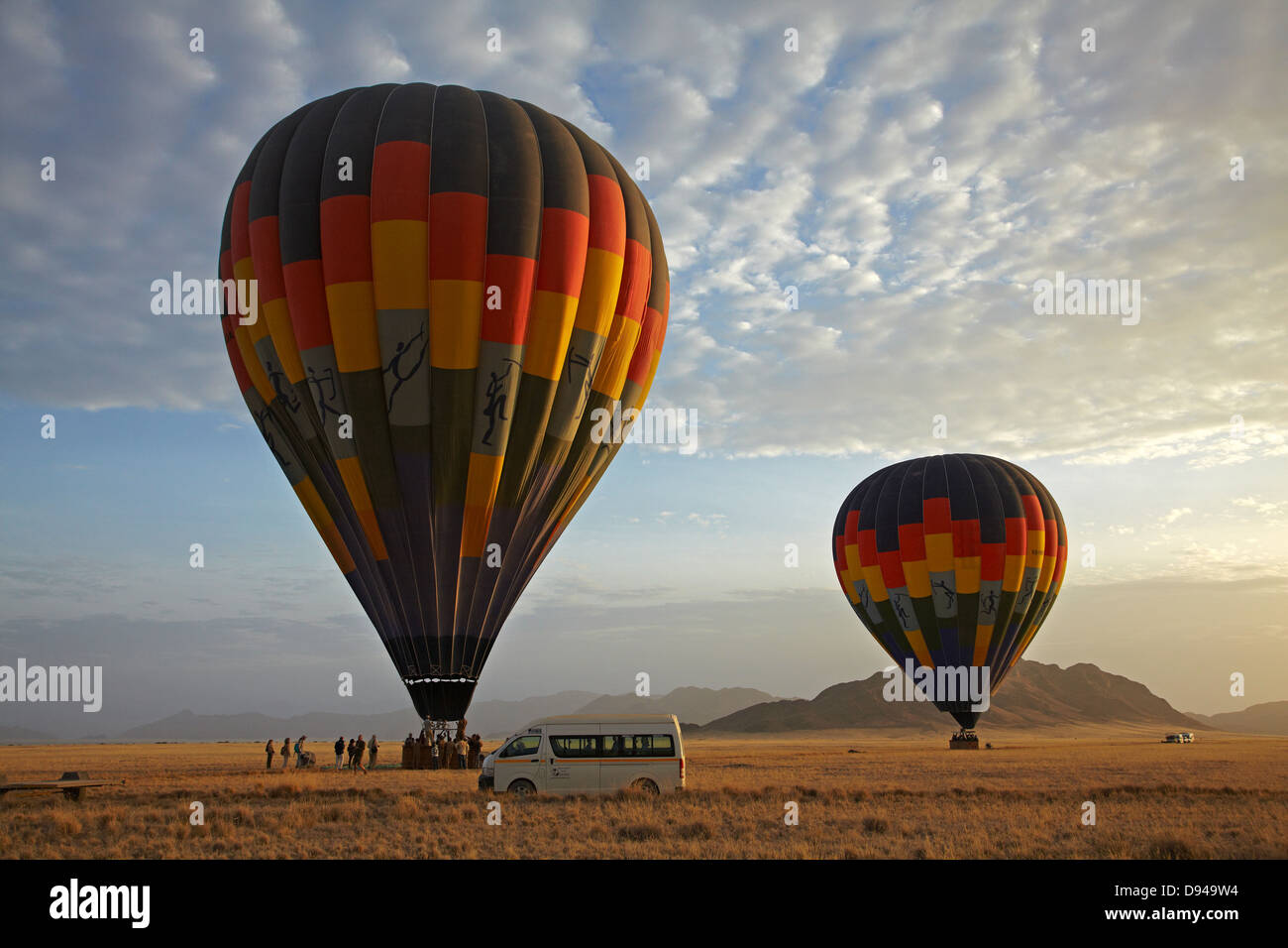 Lanciare i palloni ad aria calda nei primi giorni di luce, Namib Desert, vicino a Sesriem, Namibia, Africa Foto Stock