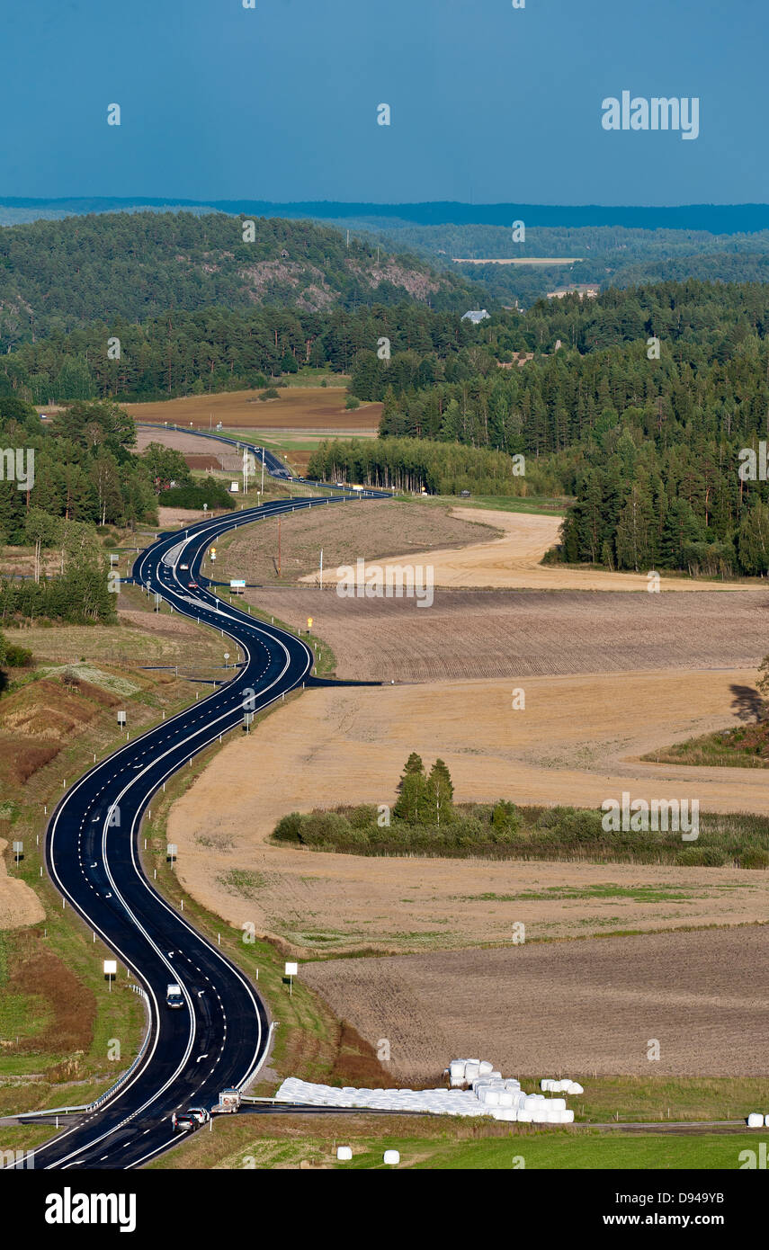 Vista aerea di avvolgimento di autostrada e campi Foto Stock