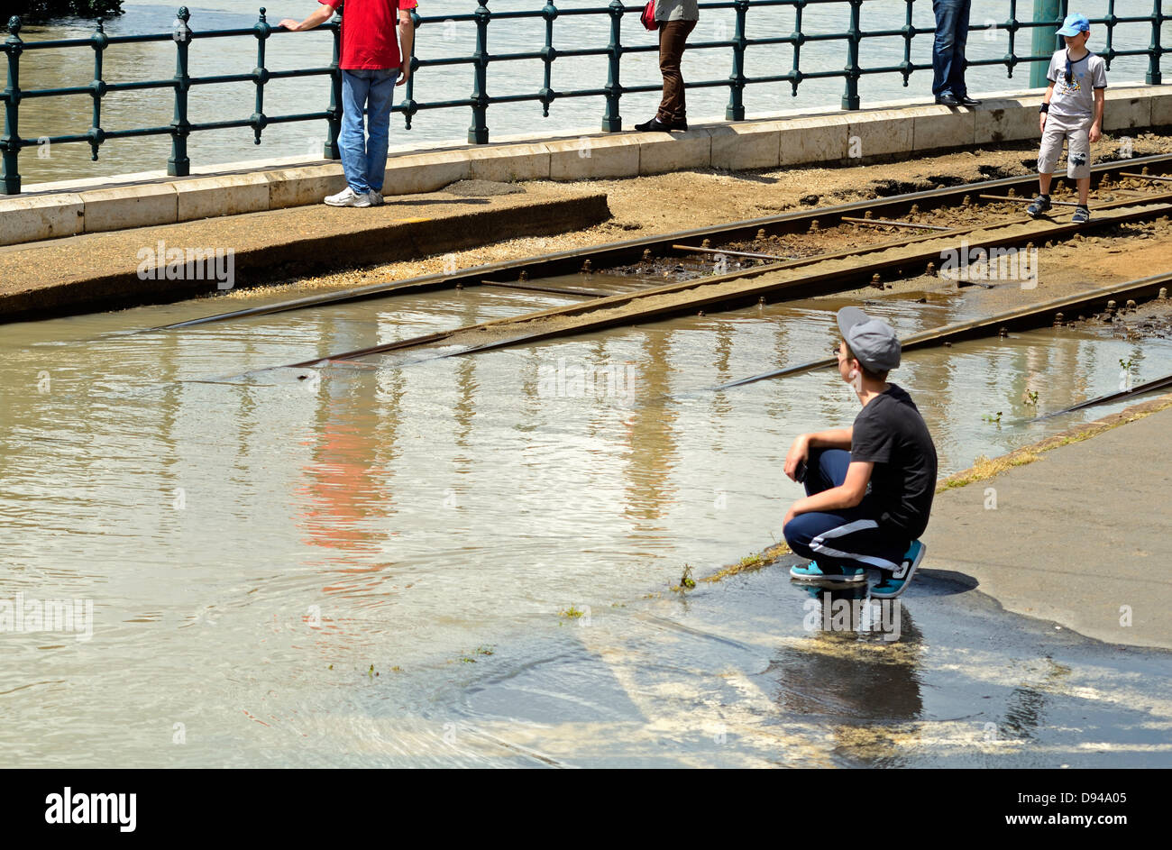 Le inondazioni del 2013 Fiume Danubio Budapest Ungheria rotaie sommerso Foto Stock