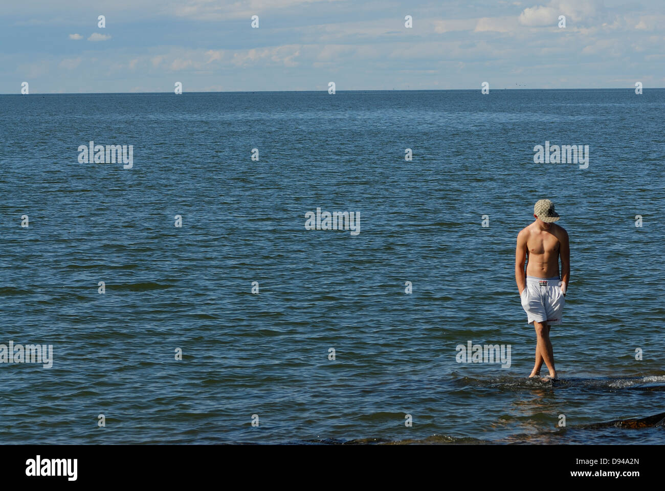 Giovane uomo in mare, Svezia. Foto Stock