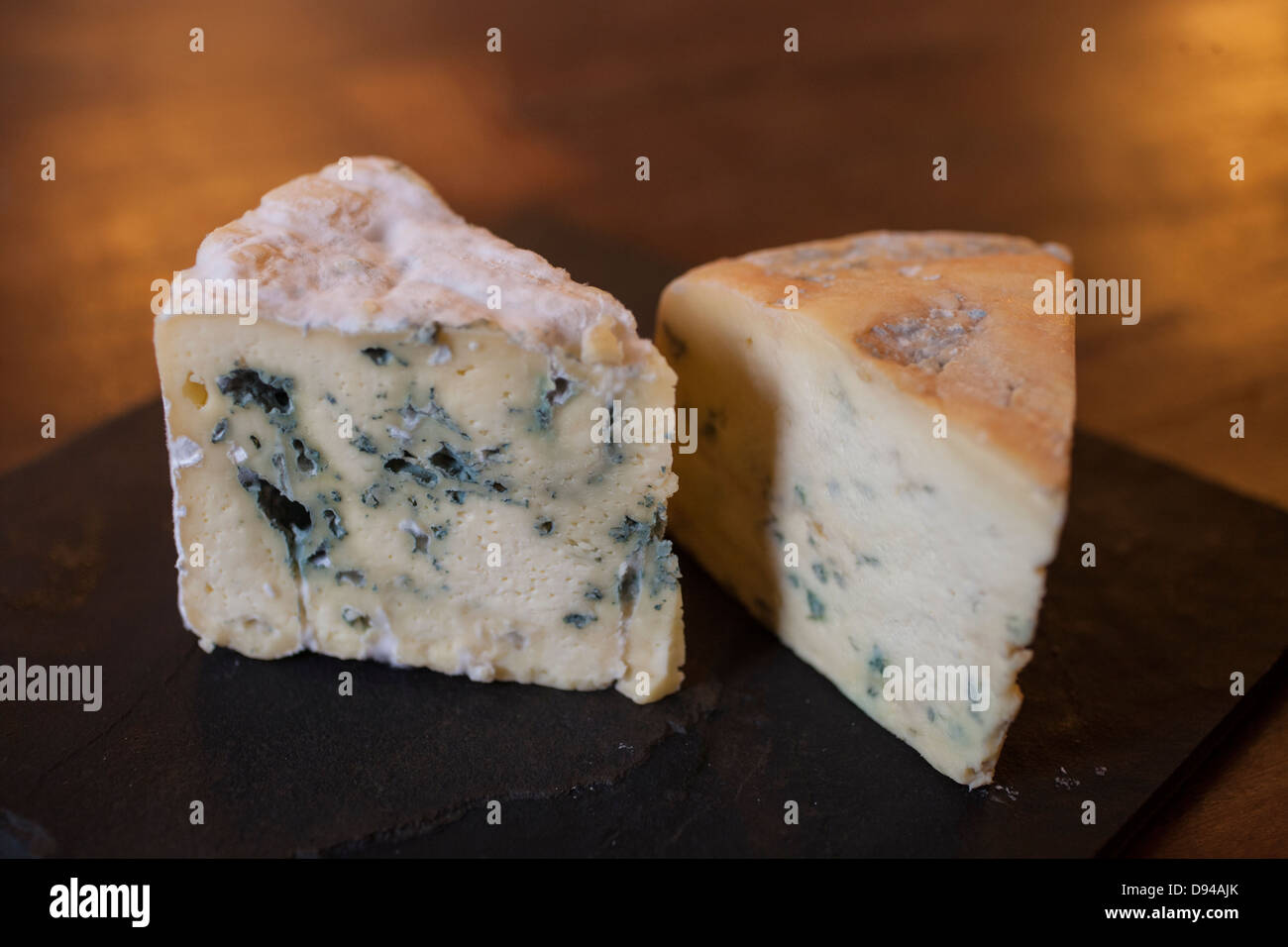 Due formaggio blu cunei su nero ardesia Foto Stock