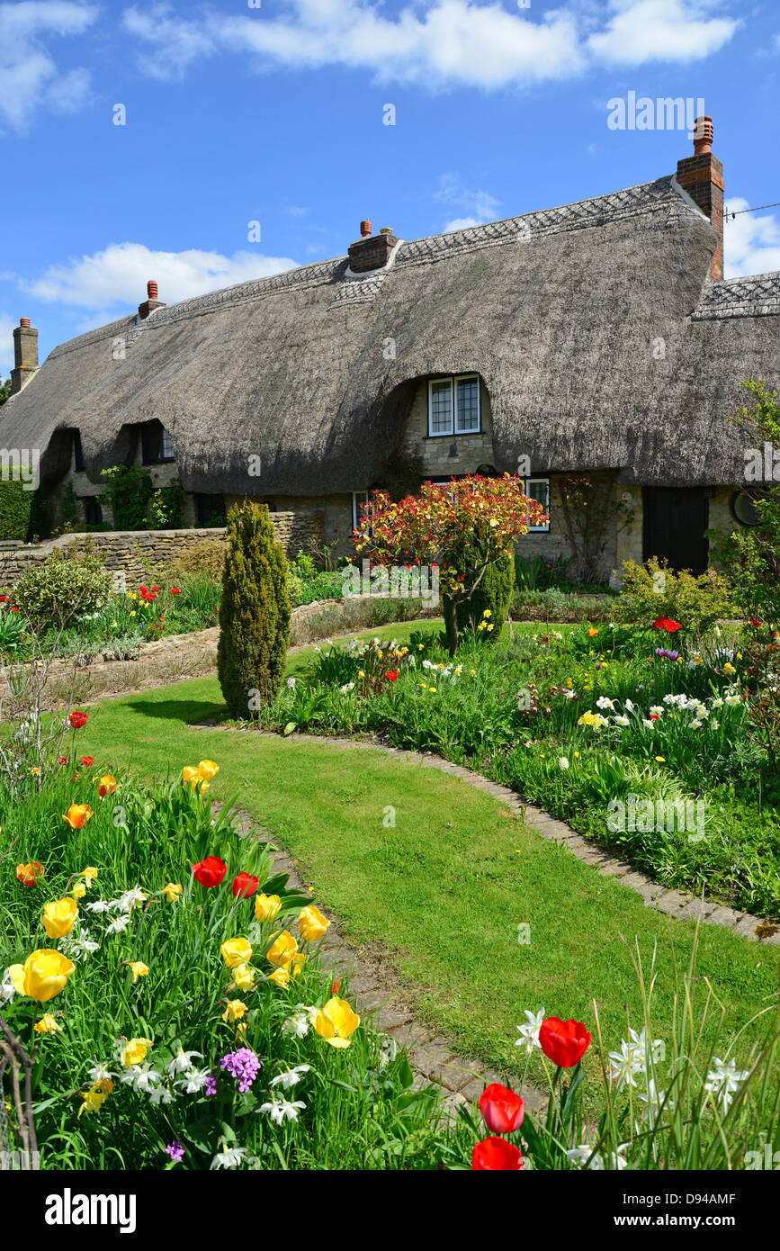 Cottage con tetto in paglia e giardino, Newton Purcell, Oxfordshire, England, Regno Unito Foto Stock