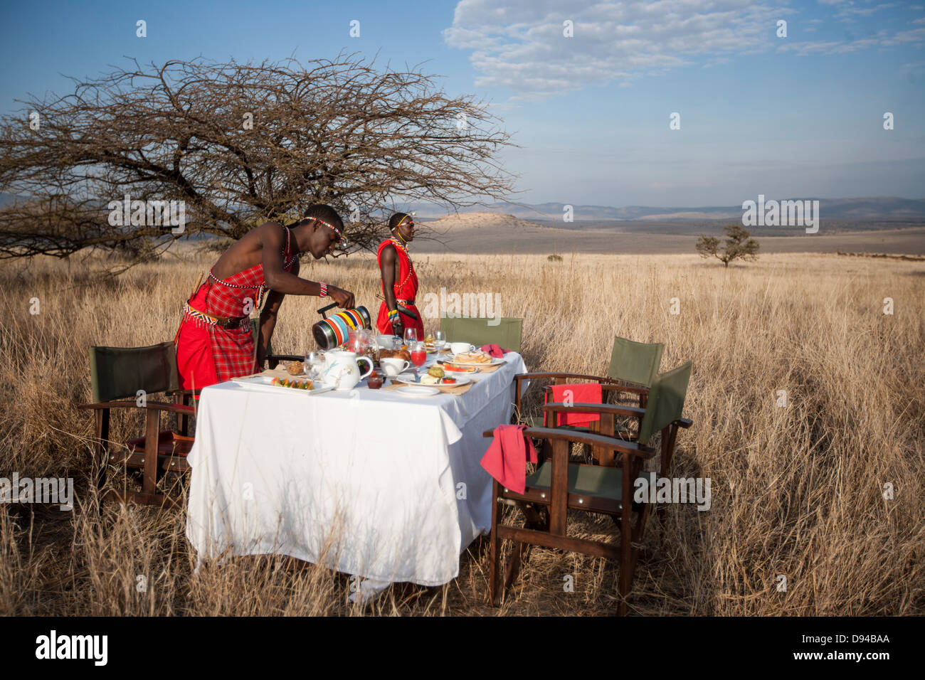 Due Maasai impostazione tribesman tavolo per la colazione su safari tour Foto Stock