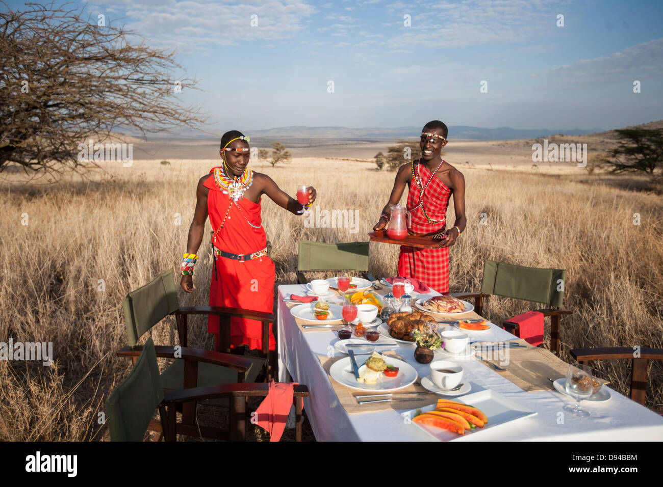 Due Maasai impostazione tribesman tavolo per la colazione su safari tour Foto Stock