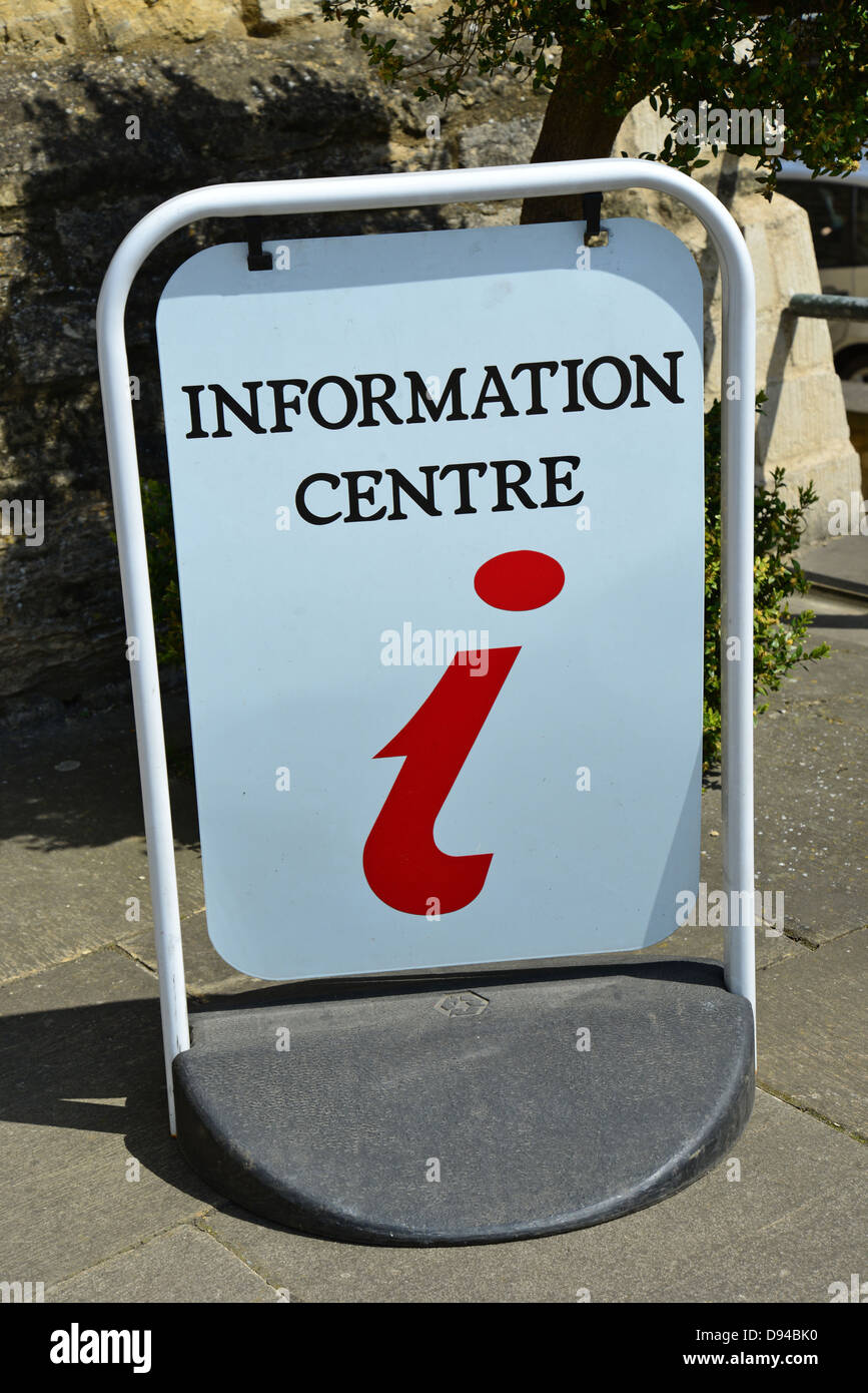 Centro informazioni turistiche segno, vecchio County Gaol Museum, la Collina di Mercato, Buckingham, Buckinghamshire, Inghilterra, Regno Unito Foto Stock