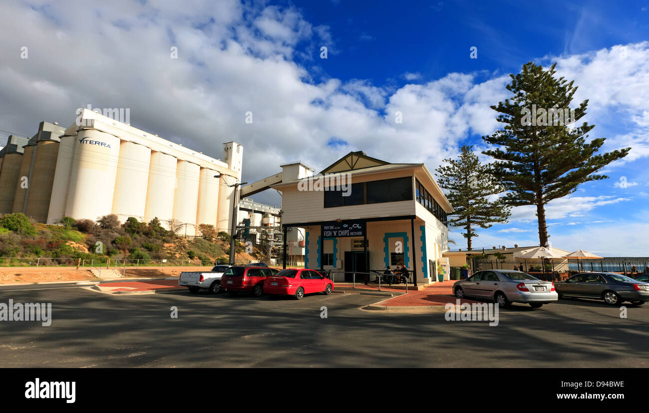 Silos per il grano presso il porto di spedizione di Wallaroo Yorke Peninsula South Australia Foto Stock