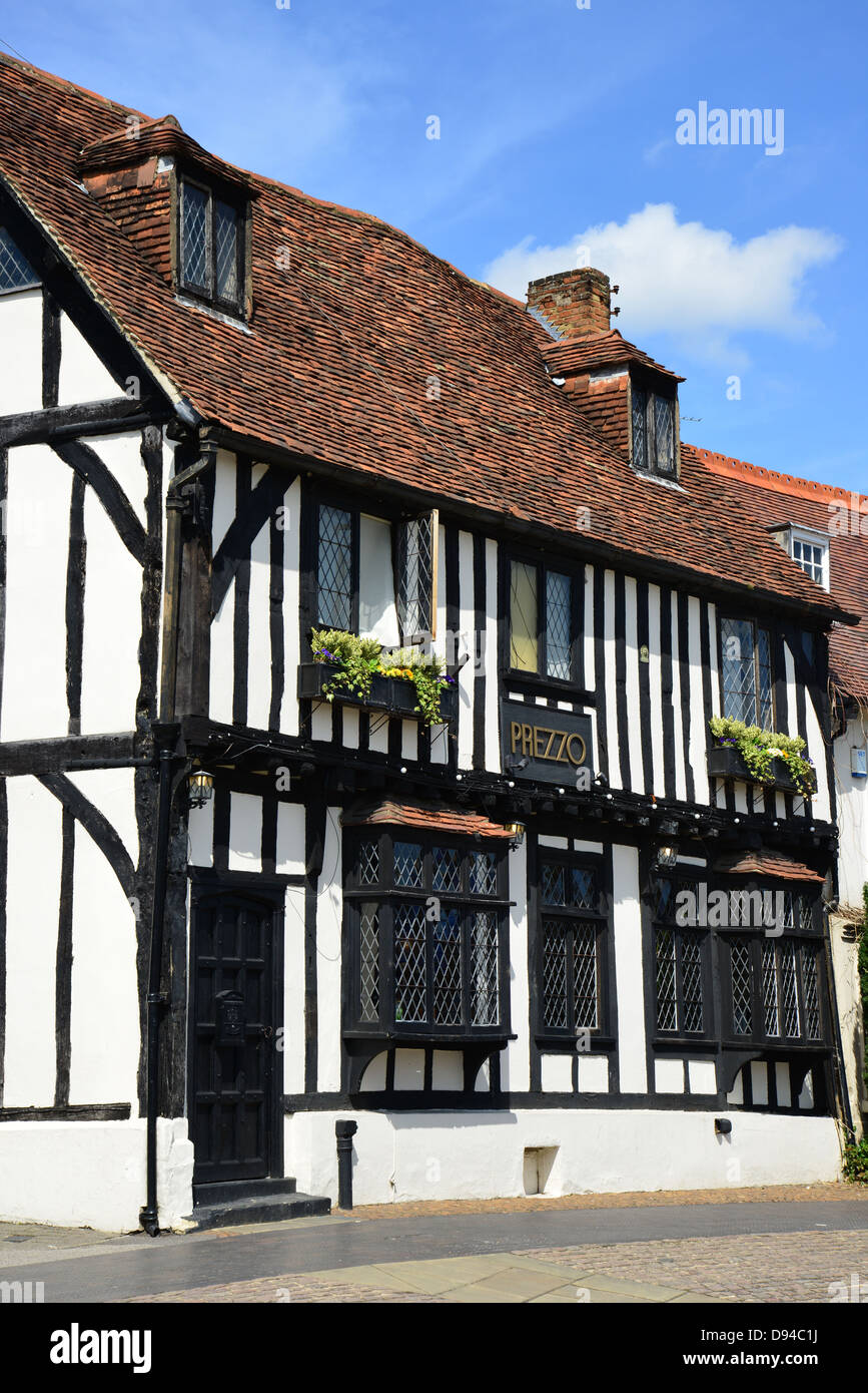 'Prezzo' ristorante in edificio del periodo, High Street, Buckingham, Buckinghamshire, Inghilterra, Regno Unito Foto Stock