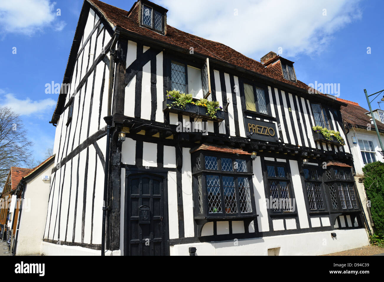 'Prezzo' ristorante in edificio del periodo, High Street, Buckingham, Buckinghamshire, Inghilterra, Regno Unito Foto Stock