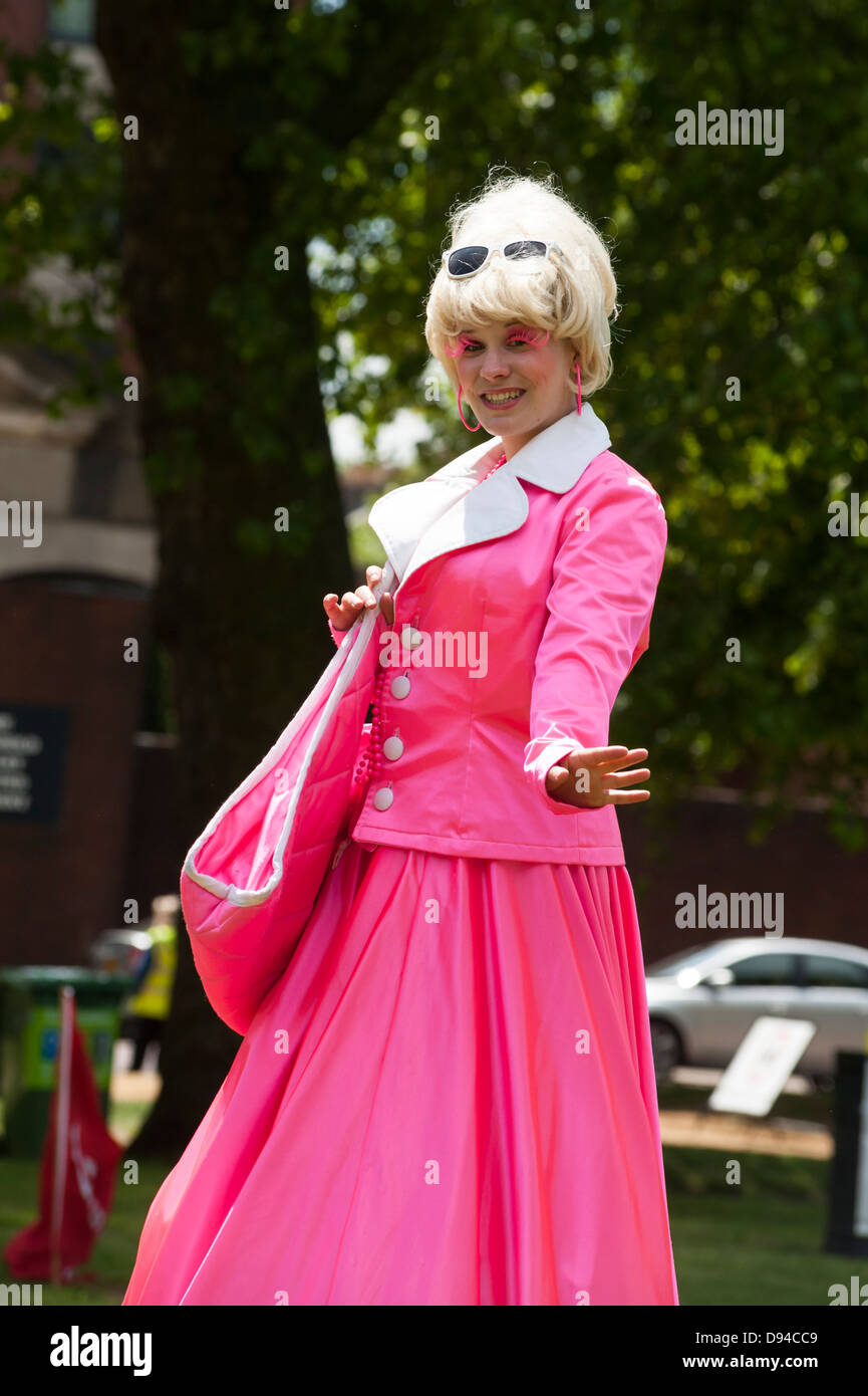 Ragazza su palafitte in costume. Foto di Julie Edwards Foto Stock