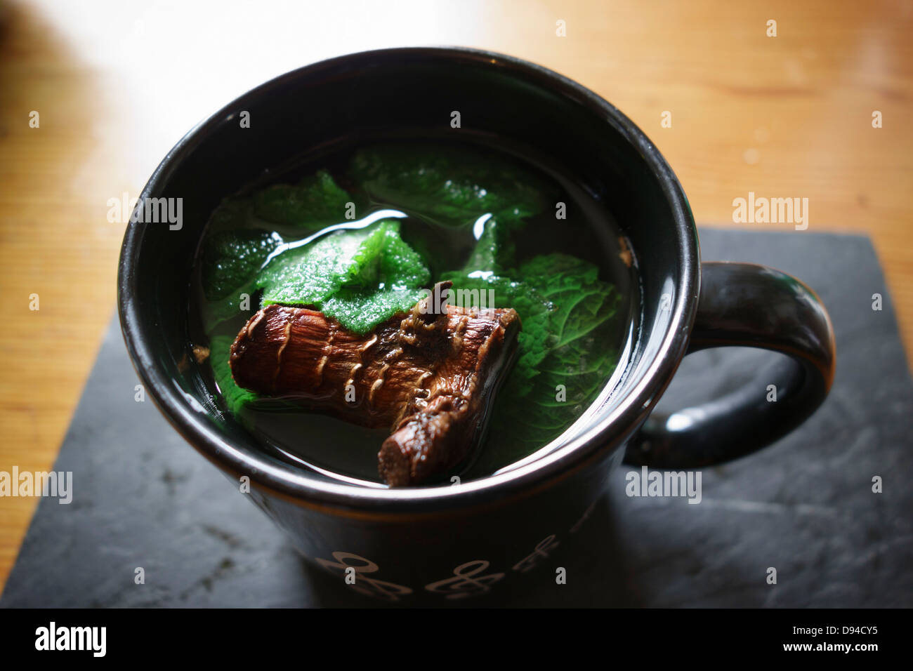 Infusione di riff di radice di ginseng e menta fresca per rendere stile Marocchino tè. Foto Stock